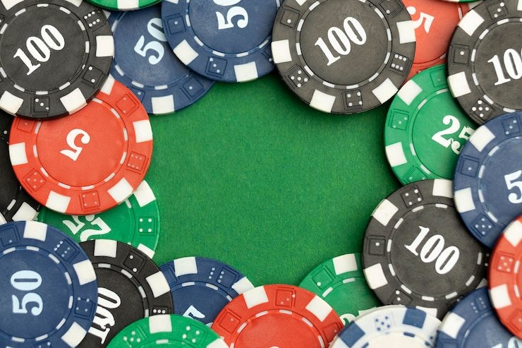 Pengguna membaca ketentuan VIP di ponsel
